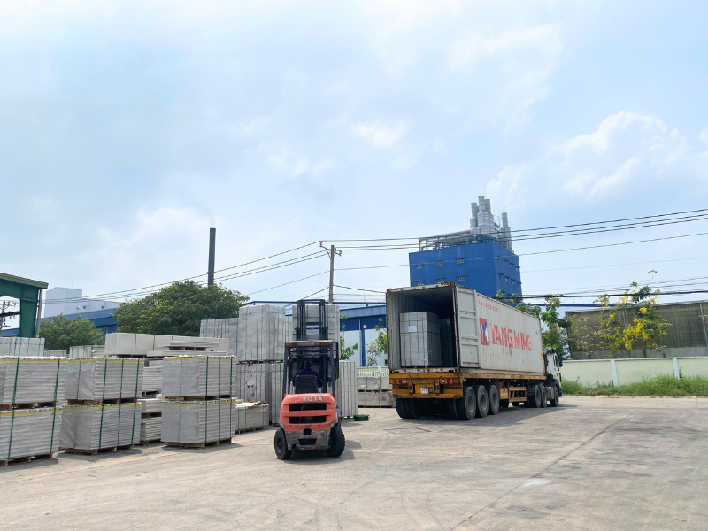 Giao hàng gạch EBLOCK, giữ vững giá tiên phong